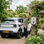 El cambio más evidente en la industria es la transición hacia la movilidad eléctrica. Los consumidores ya no solo buscan lujo, sino también responsabilidad ambiental. Los vehículos eléctricos destacan por su menor huella de emisiones y su menor coste de uso a largo plazo, lo que está redefiniendo el valor real del segmento premium.