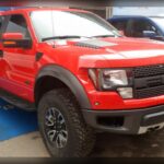 La Ford F-150 Raptor es una referencia absoluta en el mundo off-road. Equipada con un V6 biturbo de 3.5 litros de alto rendimiento, destaca por su suspensión de largo recorrido preparada para saltos y terrenos extremos. Su estructura reforzada permite que soporte condiciones brutales sin comprometer el rendimiento, algo que la ha convertido en icono entre los amantes de la conducción más salvaje.