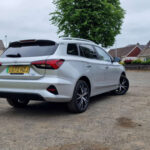 El MG 5 destaca por ser uno de los eléctricos más prácticos del mercado gracias a su carrocería familiar. Ofrece hasta 578 litros de maletero, ampliables a 1.367 litros, lo que lo convierte en una opción ideal para uso diario y viajes. Su autonomía ronda los 250 millas y acelera de 0 a 100 km/h en unos 7,3 segundos. Además, incluye funciones como preacondicionamiento remoto, algo poco habitual en su precio.