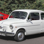 Para los compradores que exploran marcas europeas, Fiat aparece recurrentemente en los análisis de peor retención de valor. Sus vehículos pierden un porcentaje muy elevado de su precio inicial en apenas cinco años, lo que refleja una fuerte depreciación dentro del segmento urbano y generalista.