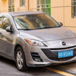 El Mazda3 es una de las recomendaciones más claras dentro del mercado de ocasión. Ofrece un equilibrio excelente entre diseño, dinamismo y practicidad, disponible tanto en versión sedán como hatchback, adaptándose a diferentes necesidades sin perder carácter.