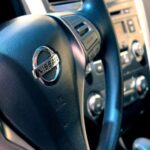 Estados Unidos enfrenta una deuda automotriz de 1,66 billones de dólares, la segunda categoría de deuda de consumo más grande después de las hipotecas. Los pagos mensuales promedio alcanzan los 767 dólares para coches nuevos y 537 dólares para usados, mientras que el seguro anual promedio subió un 12% en 2025 hasta los 2.638 dólares, dejando a millones de conductores con una carga financiera insostenible.