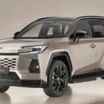 El nuevo RAV4 adopta una estética más agresiva, con mayor presencia visual y una plataforma más rígida. Mejora el confort de marcha y reduce consumos gracias a un sistema híbrido optimizado por debajo de 5 l/100 km. El interior da un salto en calidad con pantallas más grandes y rápidas.