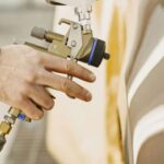 Los paquetes de protección de pintura suenan atractivos, pero en la mayoría de los casos están sobrevalorados. Muchos consisten en un simple sellador o recubrimiento que podrías aplicar por tu cuenta a un coste mucho menor. Para una verdadera protección de la pintura, es mejor investigar opciones externas tras la compra en lugar de aceptar la oferta en el concesionario.