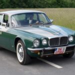 Un ícono del lujo británico con líneas elegantes y presencia imponente. Especialmente en versiones de los 80, ofrece una experiencia refinada a bajo costo, con un diseño que sigue transmitiendo estatus décadas después.