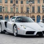 El Ferrari Enzo fue concebido como un puente directo entre la calle y la Fórmula 1. Su chasis y carrocería de fibra de carbono, junto a un fondo plano y difusor trasero, generan una carga aerodinámica impresionante sin الحاجة de un alerón fijo. En su lugar, utiliza un spoiler activo que se despliega automáticamente a alta velocidad, complementado por una suspensión tipo pushrod heredada de competición. Todo esto le permite alcanzar unos 350 km/h con una estabilidad sobresaliente para su época.