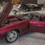 El Sting Ray no solo inauguró una nueva generación, sino que creó una leyenda. Sus líneas afiladas, faros ocultos y forma futurista marcaron un antes y un después. Incluso hoy, sigue destacando entre autos modernos gracias a su diseño audaz que combina elegancia y rendimiento americano. Cada vez que lo ves en la calle, parece recién salido de una cápsula del tiempo.