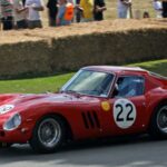 Producido entre 1962 y 1964, solo se fabricaron 36 unidades del 250 GTO. Diseñado para competición, su motor V12 de 3.0 litros ofrecía un rendimiento impresionante. En 2018, un modelo de 1962 alcanzó los 48 millones de dólares en subasta. Su diseño atemporal y pedigrí en carreras lo convierten en un sueño para cualquier coleccionista serio.