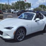Ligero, ágil y asequible, el MX-5 Miata sigue siendo un referente para quienes buscan conexión pura con la carretera. Su motor de cuatro cilindros y opción de transmisión manual hacen las delicias de los puristas, mientras que el techo descapotable añade diversión a cada trayecto. La fiabilidad y el diseño atemporal mantienen al Miata como favorito entre los entusiastas.