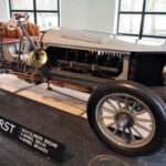 El Spyker 60hp es considerado el primer coche en montar un seis en línea. Desarrollado por los hermanos Spijker, no solo innovó con este motor, sino también con tracción total y frenos en las cuatro ruedas, algo revolucionario para 1903. Aunque no llegó a competir en la Paris Madrid race 1903, su legado técnico es incuestionable.