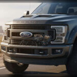 Todo apunta a que Ford utilizaría el motor Megazilla basado en el bloque Godzilla de 7.0 litros. Este propulsor, con componentes forjados, estaría preparado para superar los 700 CV sin asistencia híbrida. La clave sería su enorme entrega de par, ideal tanto para remolque extremo como para aceleraciones impropias de un vehículo de este tamaño.