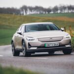 El Polestar 2 destaca por su diseño discreto, practicidad y dinámica de conducción impecable. Con versiones Dual Motor y Long Range Single Motor, esta última ofrece mayor autonomía con 653 km WLTP gracias a su batería de 79 kWh. Los precios usados pueden comenzar en torno a 15.200 € para modelos con más de 160.000 km, lo que representa una gran oportunidad para quienes buscan un EV fiable y económico.