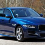 El Jaguar XE encarna la sofisticación británica en un coche ejecutivo compacto que impresiona por su presencia y gracia al moverse. Con un precio promedio de 12.400 $, este sedán permite destacar entre los alemanes sin gastar una fortuna. Su apariencia elegante y dinámica lo convierte en una opción ideal para quienes buscan lujo y distinción en la carretera.