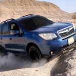 El Forester 2014 es conocido por un consumo excesivo de aceite y fallos de motor que pueden requerir costosos reemplazos completos. Además, la suspensión trasera tiene tendencia a romperse de forma repentina, afectando la estabilidad y seguridad del vehículo. La transmisión y los sistemas eléctricos también presentan fallos frecuentes, lo que convierte a este modelo en un riesgo considerable para los compradores.