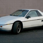 El Pontiac Fiero prometía ser un deportivo revolucionario, pero terminó siendo un desastre. Fallos en el motor provocaban incendios, mientras que el uso de piezas recicladas afectó seriamente su calidad. Un proyecto ambicioso que salió muy mal.