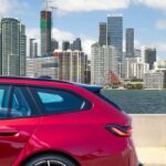 El corazón híbrido S68. Bajo el capó, el V8 biturbo de 4.4L combinado con el motor eléctrico representa lo mejor de dos mundos: brutalidad mecánica y eficiencia relativa. Un conjunto que redefine lo que puede ser un familiar.