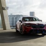 Presencia frontal intimidante. El BMW M5 Touring impone desde el primer vistazo: parrilla sobredimensionada, tomas de aire agresivas y una firma lumínica afilada que deja claro que no es un familiar cualquiera. Aquí no hay concesiones: es un M en toda regla.