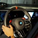 El habitáculo es puro enfoque M. Volante grueso, pantallas digitales orientadas al conductor y materiales premium como el cuero Merino. Todo invita a conducir rápido… o muy cómodo.
