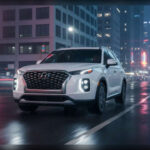 Hyundai ha revolucionado el segmento familiar con un interior que transmite lujo desde el primer momento. Paneles de puertas en cuero acolchado, techo en microfibra tipo ante y detalles en aluminio reemplazan materiales baratos. En la segunda fila, los asientos tipo capitán calefactados y ventilados garantizan máximo confort, mientras que el aislamiento y la estabilidad en carretera elevan la experiencia de viaje.