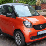 El Smart ForTwo destacó por su tamaño, pero no por su conducción. Su transmisión automatizada era lenta y brusca, y su suspensión rígida generaba un andar incómodo. Más práctico en teoría que en la realidad.