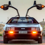 El auto que viajaba en el tiempo es una leyenda absoluta. Su diseño futurista lo hizo único, aunque en la vida real su rendimiento lo deja lejos de los más rápidos.