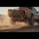 Uno de los mayores cambios sería la adopción de una suspensión trasera multibrazo en lugar de las clásicas ballestas. Esto permitiría un comportamiento mucho más estable a alta velocidad en terrenos irregulares, mejorando el control y reduciendo rebotes en condiciones exigentes.