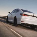 El ES 300h destaca por su eficiencia, con consumos cercanos a 44 mpg combinados. Es ideal si buscás ahorrar combustible sin perder confort.