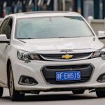El Chevrolet Malibu continúa enfrentando una caída en su valor de reventa. La saturación del mercado de sedanes medianos y preocupaciones persistentes sobre su fiabilidad han acelerado su depreciación. Incluso las actualizaciones de diseño no han logrado detener la tendencia, con ventas proyectadas a la baja en 2025, perdiendo hasta un 30% frente a sus rivales.