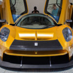 El SCG 004 es uno de los proyectos más ambiciosos de Scuderia Cameron Glickenhaus, una marca aún poco conocida pero con gran proyección. Este modelo cuenta con un motor V8 central de unos 650 CV, una caja manual de seis velocidades y una configuración de conducción central inspirada en el McLaren F1. Derivado directamente de la experiencia en competición, el 004 busca ofrecer una experiencia pura tanto en carretera como en circuito, con producción limitada prevista para los próximos años.