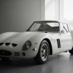 El Ferrari 250 GTO no solo es uno de los coches más bellos jamás creados, sino también uno de los más exclusivos y deseados. Con solo 36 unidades fabricadas, alcanzaba los 280 km/h en los años 60, algo extraordinario. Hoy supera los 50 millones de dólares en subastas, consolidándose como el coche más valioso del mundo.