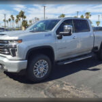 La Chevrolet Silverado 2500HD destaca por su equilibrio entre fiabilidad y capacidad. Su mecánica resistente y su chasis sólido permiten recorrer grandes distancias sin fallos importantes. Es una opción ideal tanto para trabajo intensivo como para uso diario prolongado.