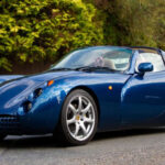 El TVR Tuscan es uno de los modelos más representativos de la marca moderna. Con un motor de seis cilindros potente y una estética radical, ofrecía prestaciones comparables a Porsche o Ferrari por mucho menos dinero. Sin embargo, la ausencia de ayudas electrónicas como ABS o airbags limitó su comercialización en mercados como Estados Unidos.