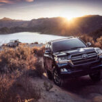 El Land Cruiser es una leyenda en fiabilidad. Con una vida útil superior a las 280.000 millas, es habitual encontrar unidades con más de 200.000 millas que siguen funcionando sin problemas. Su robustez mecánica lo convierte en una inversión a largo plazo.