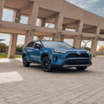 La nueva Tundra ha evolucionado sin perder su reputación de durabilidad. Sus motores V6 biturbo e híbridos sustituyen al antiguo V8, manteniendo potencia y mejorando eficiencia. Su versatilidad y resistencia la mantienen como una pickup de confianza.