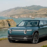 Mantiene los faros característicos, líneas robustas y un interior moderno con materiales premium. No se siente como un modelo “recortado”, sino como un Rivian auténtico.