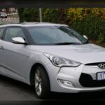El Hyundai Veloster llama la atención por su diseño asimétrico, pero su suspensión excesivamente rígida convierte el uso diario en una experiencia incómoda. A esto se suma una mala insonorización, lo que genera un habitáculo ruidoso y poco agradable en trayectos largos.