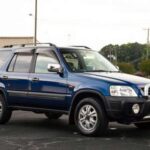 El Honda CR-V de 1997 parecía un crossover discreto, centrado en la practicidad más que en la estética. Sin embargo, sus motores B-series y K-series, junto con cadenas de distribución en lugar de correas, aseguraron durabilidad a largo plazo, con unidades que alcanzan fácilmente más de 150,000 millas. Muchos CR-V de alta milla todavía circulan, transmitidos entre familias, demostrando que la fiabilidad supera al atractivo superficial.