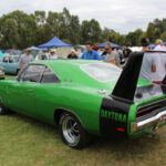 Diseñado para dominar NASCAR, el Charger Daytona destacó por su trompa alargada y enorme alerón trasero. Solo se fabricaron poco más de 500 unidades, lo que hoy lo convierte en una pieza extremadamente exclusiva. Su pasado en competición y su diseño único lo volvieron un objeto de deseo total.