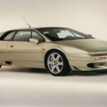 El Lotus Esprit V8 es famoso por su mezcla de ingeniería brillante y soluciones prácticas. Entre ellas, el uso de retrovisores provenientes del Citroën CX, una pieza que también compartieron múltiples fabricantes de bajo volumen.
