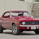 El Chevrolet Camaro ZL1 de 1969 era prácticamente un coche de drag racing con matrícula. Con un V8 de aluminio que superaba los 500 CV reales, estaba pensado para dominar en la NHRA, no para el uso diario.