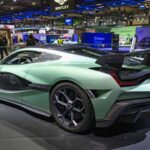 El Rimac Nevera R apuesta por la electrificación total con cuatro motores que entregan 2.107 CV. Su aceleración y capacidad de tracción lo convierten en uno de los coches más avanzados jamás creados.