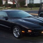 Los modelos finales del Pontiac Firebird (2001–2002) se venden por precios que sorprenden incluso a los coleccionistas. Con el motor LS1, aceleran de 0 a 100 km/h en menos de cinco segundos. Coches limpios y con pocos kilómetros se consiguen por debajo de los $10,000, lo que convierte al Firebird en una oportunidad inmejorable frente a los deportivos modernos sobrevalorados.