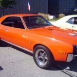 Un muscle car alternativo que nunca pudo competir en popularidad con Mustang o Camaro. Sin embargo, destacó por su estilo agresivo y su paso por la competición Trans-Am. Las versiones especiales hoy son muy valoradas por coleccionistas.