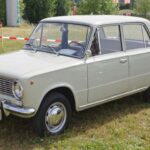 El VAZ-2101, también conocido como Lada Riva o Zhiguli, se ganó una reputación negativa por motivos claros: óxido prematuro, mala calidad de construcción y fallos constantes. Aunque sus piezas eran baratas, la frecuencia de averías convertía el mantenimiento en un gasto continuo, demostrando que el precio inicial puede ser engañoso.