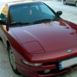 El Ford Probe nació de la colaboración con Mazda. Montaba motores Mazda, incluyendo un 2.2L y posteriormente un V6 de 2.5L. Este modelo representó un cambio de mentalidad en Ford, apostando por eficiencia y comportamiento dinámico.