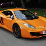 El McLaren MP4-12C marcó el regreso de la marca a la producción en serie. Su equilibrio entre rendimiento y usabilidad diaria redefinió el concepto de superdeportivo moderno, demostrando que podía ser rápido en circuito y cómodo en ciudad.