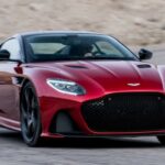 El Aston Martin DBS Superleggera incorpora un V12 biturbo de 5.2 litros con 715 CV. Este gran turismo destaca por su equilibrio entre lujo y prestaciones, logrando un 0 a 100 km/h en 3,4 segundos y una velocidad máxima de 339 km/h.