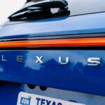 Frente al Lexus RX300, el Harrier queda por debajo en potencia pura, ya que el RX supera los 290 CV con su V6. Sin embargo, comparte plataforma y ofrece sensaciones muy similares por un coste mucho menor, lo que lo convierte en una alternativa extremadamente atractiva.