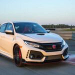 El Honda Civic logra algo que pocos coches consiguen: equilibrio total. Ofrece un comportamiento dinámico divertido, pero con una durabilidad muy superior a la de muchos modelos “deportivos” de entrada, además de mantener un excelente valor de reventa.