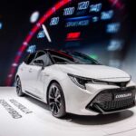 Toyota vuelve a confirmar su reputación como líder indiscutible en durabilidad. Con un precio medio de 36.078 dólares y modelos superventas como Corolla, Camry o Highlander, destaca especialmente por su bajo coste de mantenimiento: apenas 1.125 dólares en cinco años. Es, sin duda, la marca más rentable a largo plazo, combinando fiabilidad mecánica y eficiencia.